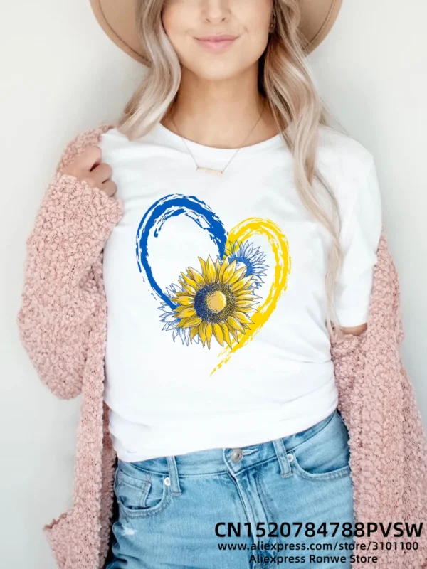 Camiseta feminina estampada com batimentos do coração - Image 3