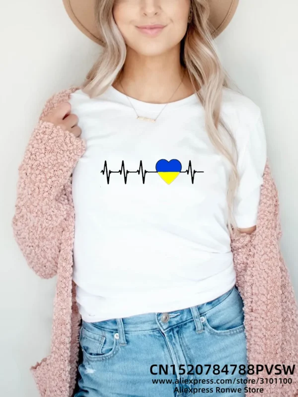 Camiseta feminina estampada com batimentos do coração - Image 4